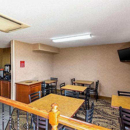 Econo Lodge Inn & Suites Evansville Stevenson Экстерьер фото